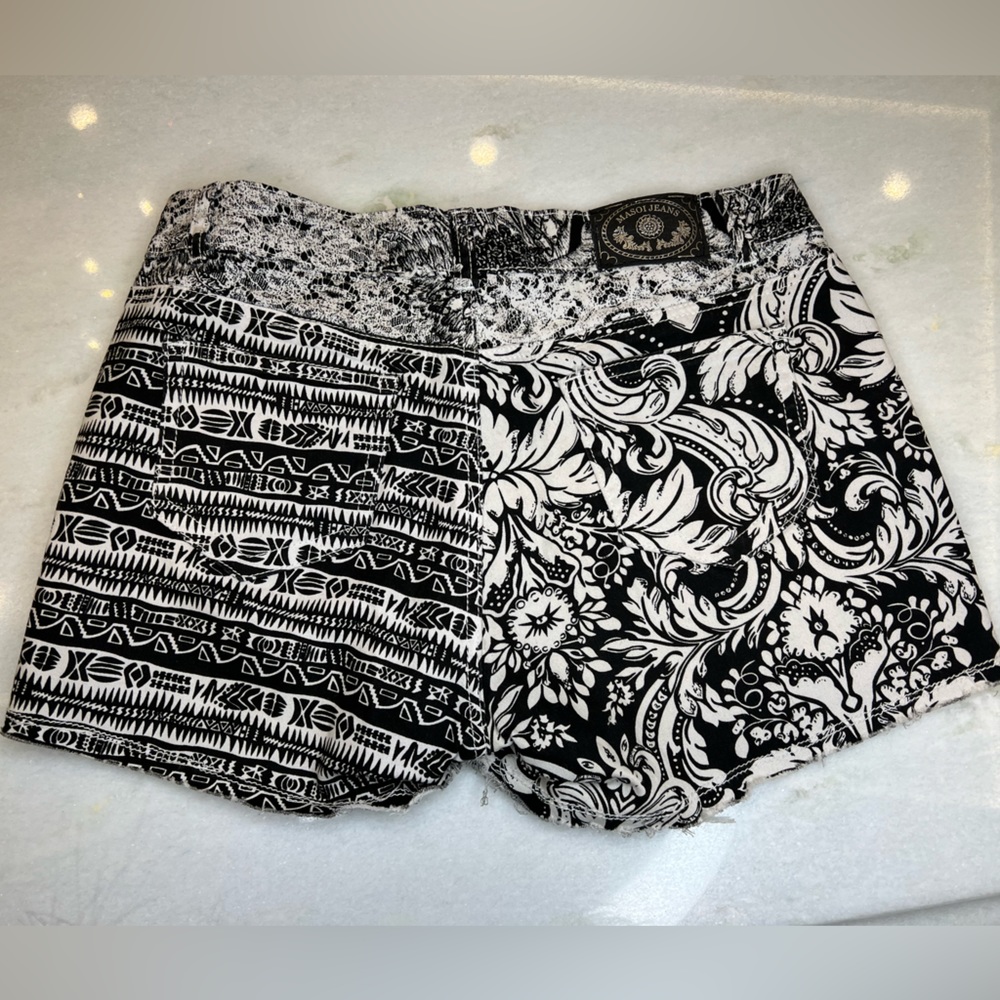 EUC MASOI JEAN WOMENS SHORTS IN BLACK AND WHITE PATTERNS SIZE 11 - 30 inch waist - Picture 2 of 4